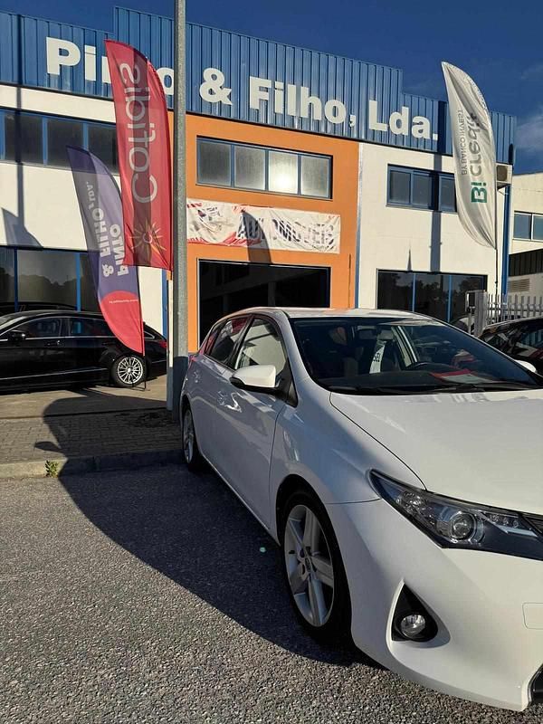 Usado Toyota Auris 90 HP (66 kW) 2013 Branco Citadino