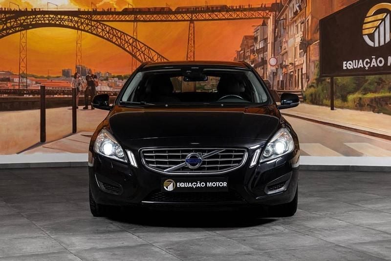 Usado Volvo V60 Kinetic 163 HP (119 kW) 2012 Preto Carrinha