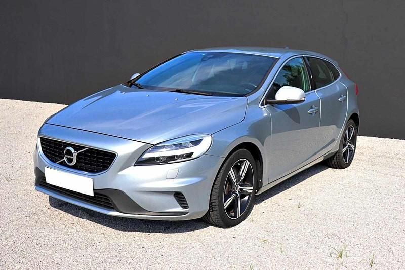 Cinzento Usado 2017 Volvo V40 Citadino | € 17.750 (Preço elevado) - Imagem 1/4