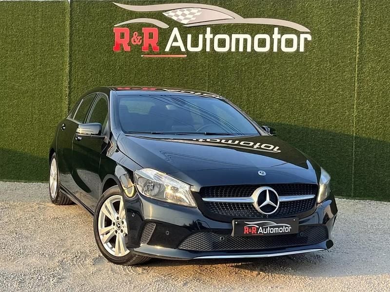 Preto Usado 2017 Mercedes A180 Urban Citadino | € 17.900 (Preço justo) - Imagem 1/4