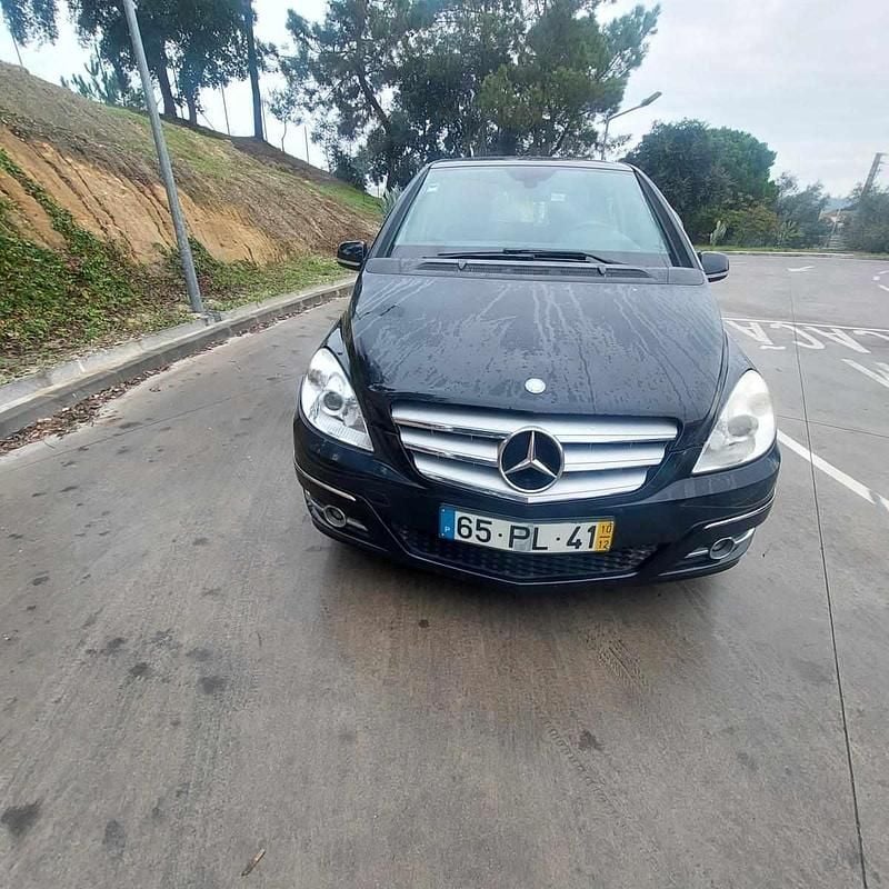 Usado Mercedes B180 109 HP (80 kW) 2010 Preto Monovolume