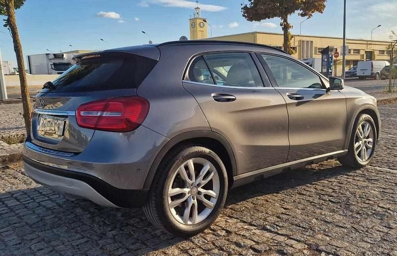 Cinzento Usado 2014 Mercedes GLA200 SUV | € 19.900 - Imagem 1/4