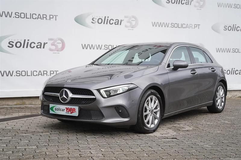 Cinza Usado 2020 Mercedes A180 Progressive Citadino | € 26.990 (Preço justo) - Imagem 1/4