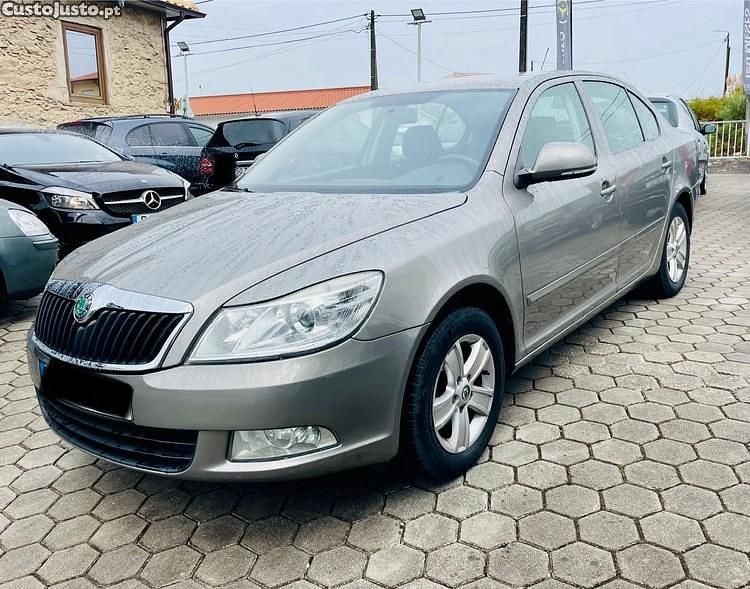 Amarelo Usado 2010 Skoda Octavia Ambiente Citadino | € 3.990 (Bom preço) - Imagem 1/1
