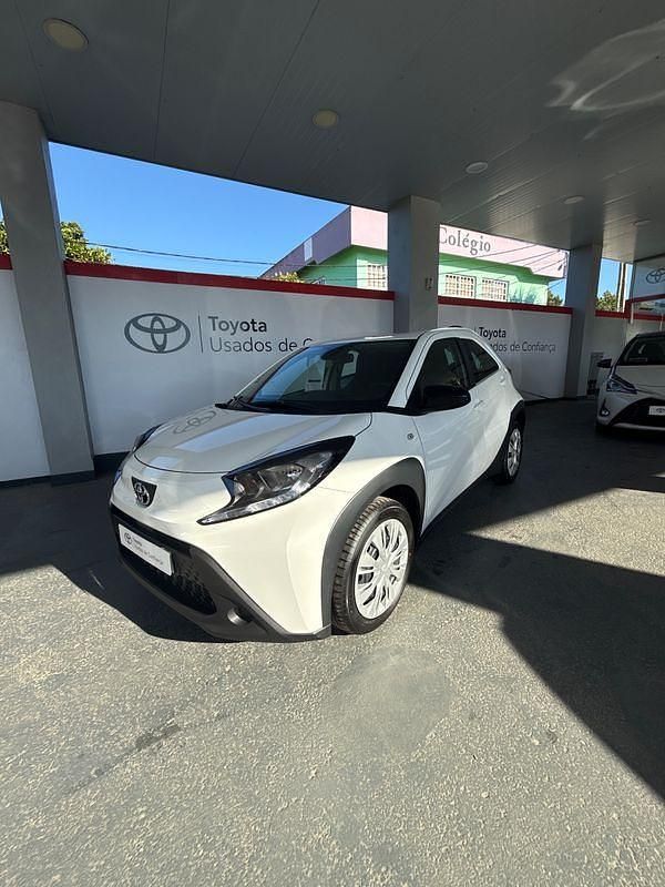 Branco Usado 2024 Toyota Aygo Play Citadino | € 17.750 (Preço justo) - Imagem 1/4