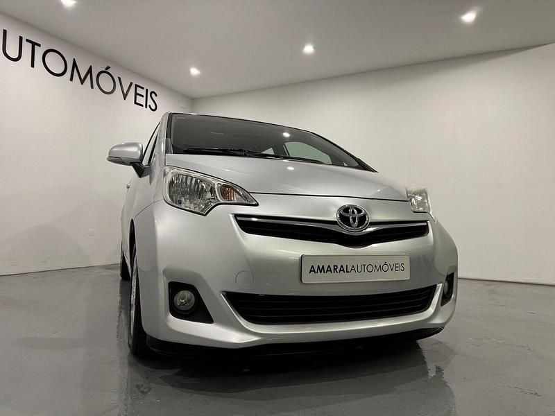 Usado Toyota Verso-S Comfort 90 HP (66 kW) 2011 Cinzento Monovolume