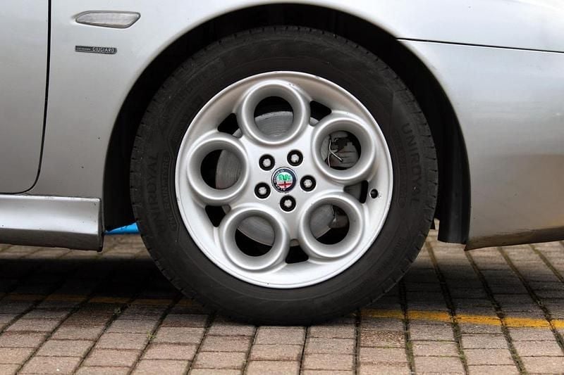 Usado Alfa Romeo 156 Distinctive 140 HP (102 kW) 2003 Cinza Carrinha