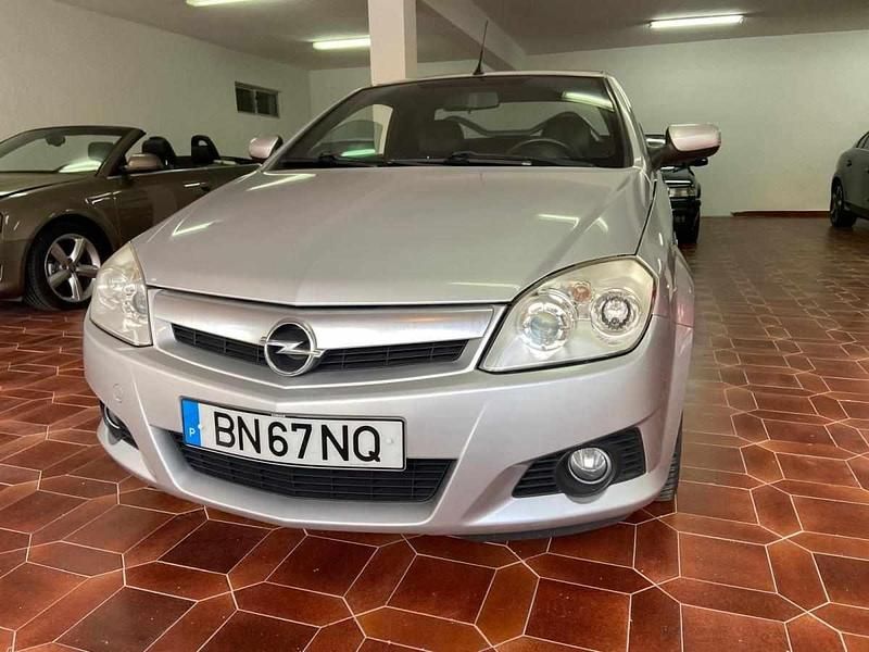 Usado Opel Tigra 90 HP (66 kW) 2006 Cinzento Cabrios