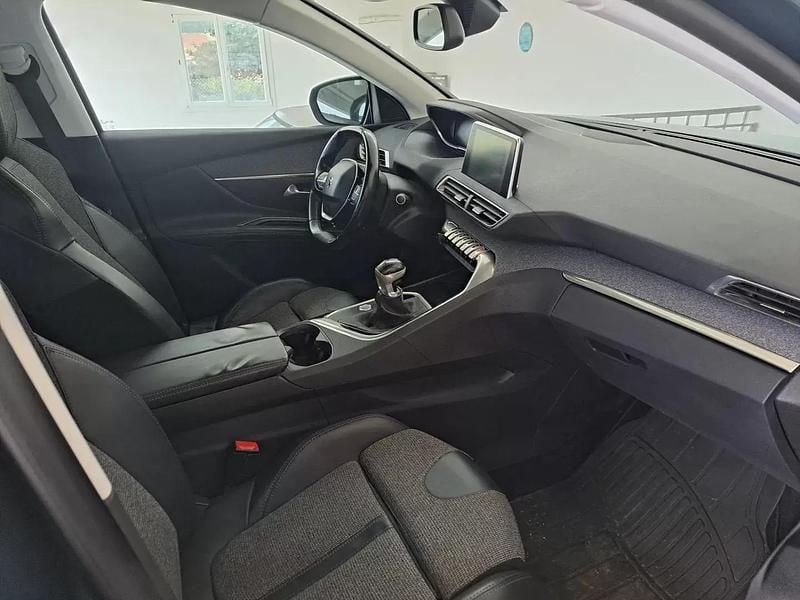 Usado Peugeot 5008 Allure 115 HP (84 kW) 2017 Verde escuro SUV