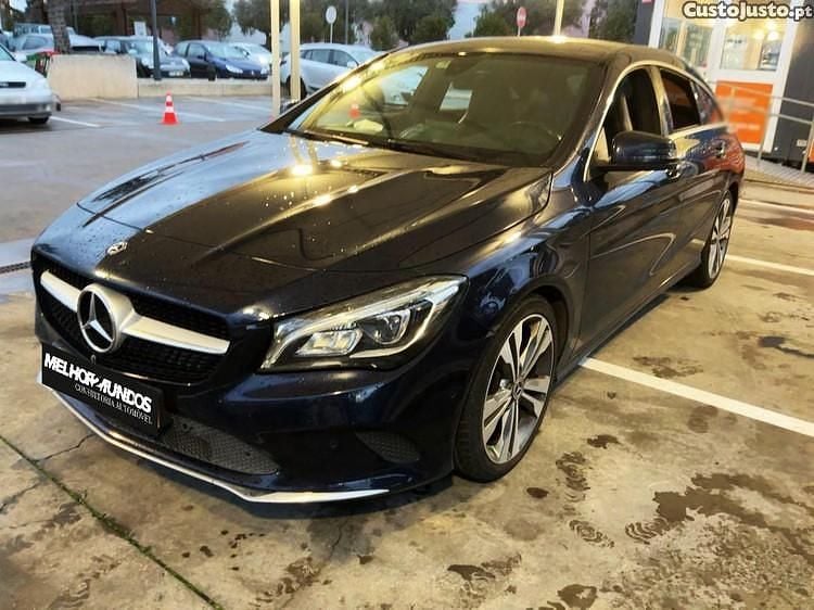 Usado Mercedes CLA180 Shooting Brake Urban 109 HP (80 kW) 2017 Azul Carrinha