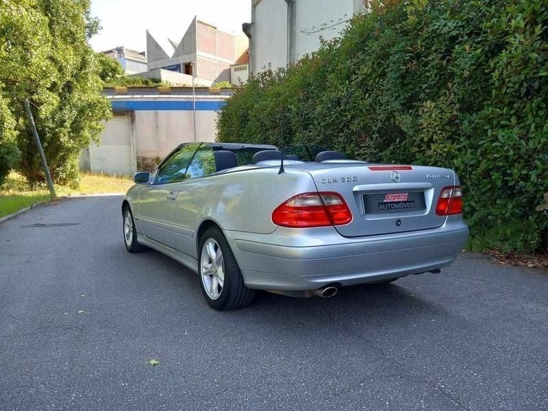 Usado Mercedes CLK200 163 HP (119 kW) 2001 Cinzento Sedan