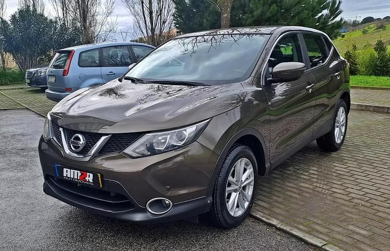 Usado Nissan Qashqai Acenta Connect 110 HP (80 kW) 2015 Castanho SUV