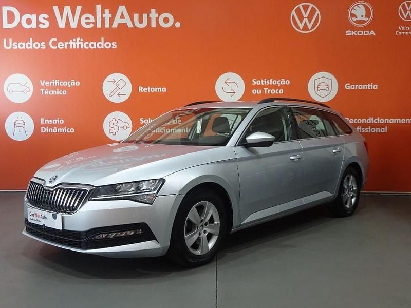 Cinzento claro metalizado Usado 2023 Skoda Superb Ambition Carrinha | € 27.990 (Bom preço) - Imagem 1/4
