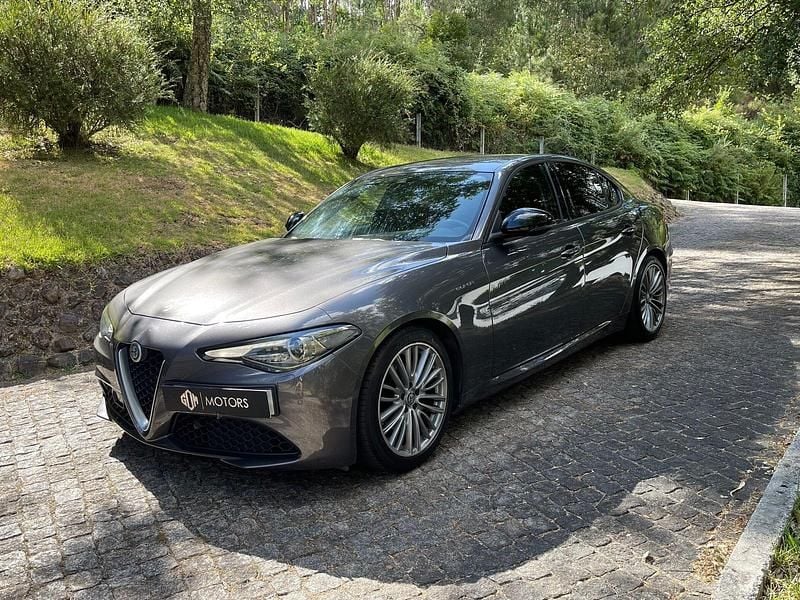 Cinza Usado 2016 Alfa Romeo Giulia Super Sedan | € 22.950 - Imagem 1/4