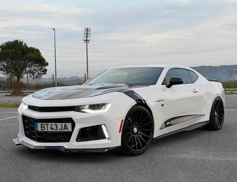 Branco Usado 2017 Chevrolet Camaro Coupé | € 39.950 - Imagem 1/4