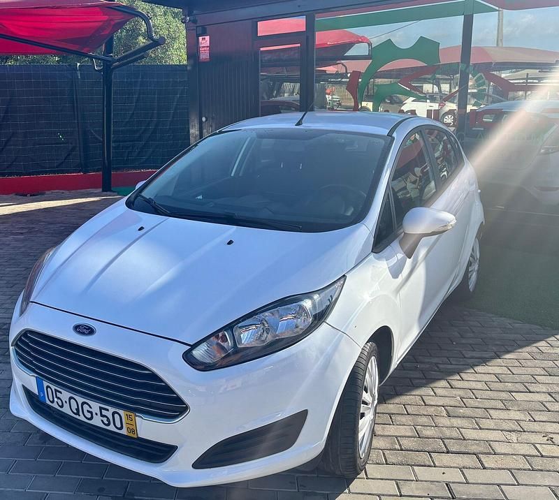 Branco Usado 2015 Ford Fiesta Trend Citadino | € 8.900 (Preço justo) - Imagem 1/4