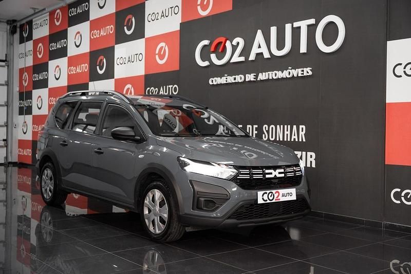 Cinzento Usado 2023 Dacia Jogger Essentiel Monovolume | € 15.900 (Preço justo) - Imagem 1/4