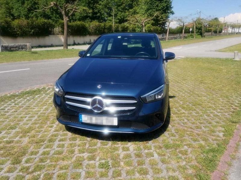 Azul Usado 2019 Mercedes B180 Monovolume | € 29.900 - Imagem 1/4