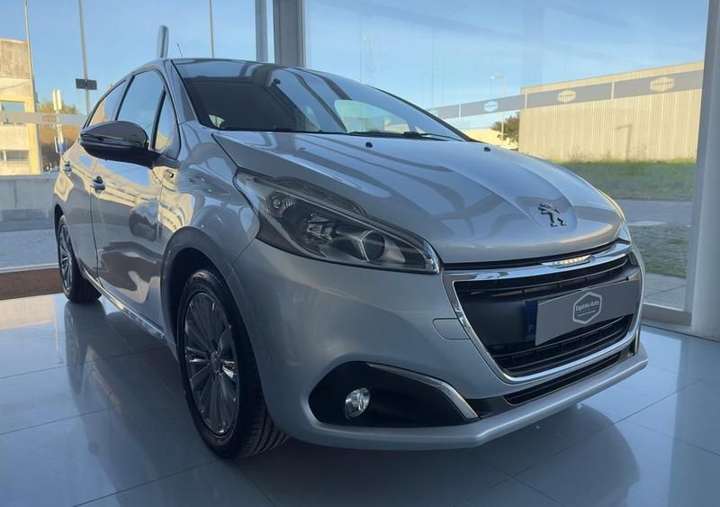 Cinzento Usado 2017 Peugeot 208 Citadino | € 9.490 (Preço justo) - Imagem 1/4