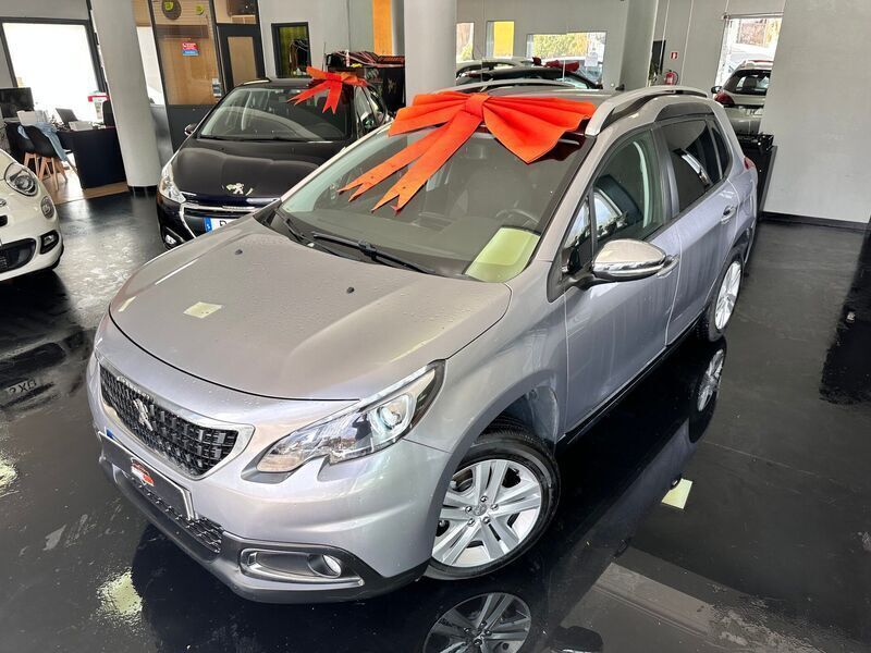Cinzento Usado 2018 Peugeot 2008 Style SUV | € 12.750 (Preço justo) - Imagem 1/4