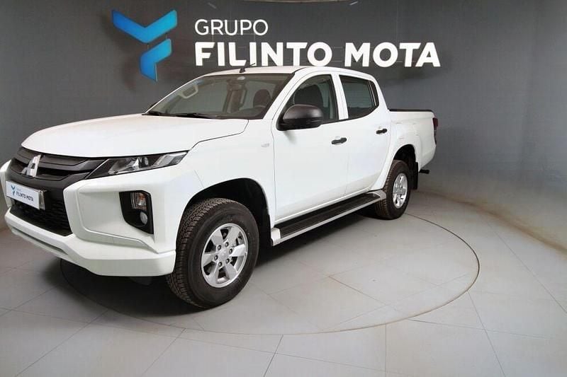 Usado Mitsubishi Colt Invite 150 HP (110 kW) 2023 Branco Citadino