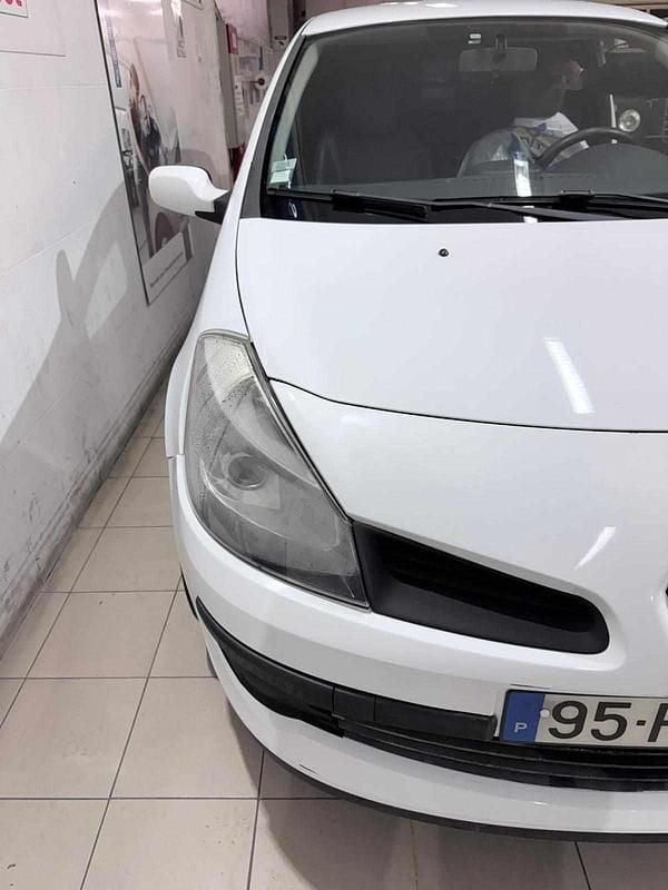 Usado Renault Clio II 68 HP (50 kW) 2008 Branco Citadino