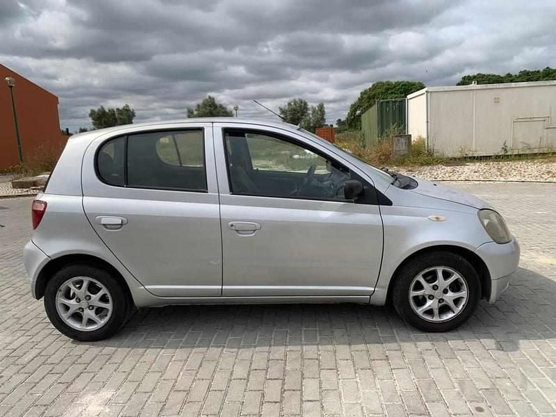 Cinzento Usado 2000 Toyota Yaris Citadino | € 2.900 (Preço justo) - Imagem 1/4