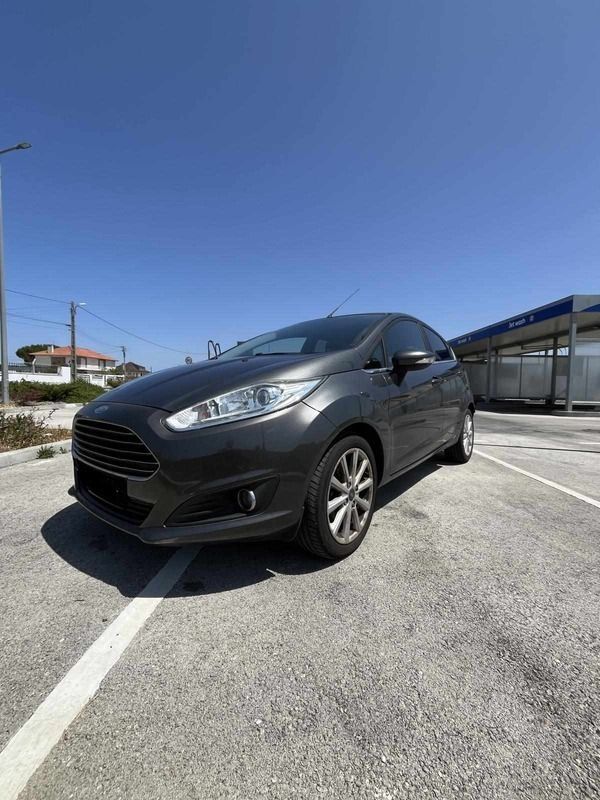 Cinzento Usado 2017 Ford Fiesta Citadino | € 11.000 (Preço justo) - Imagem 1/4