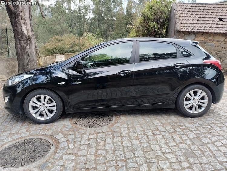 Preto Usado 2013 Hyundai i30 Comfort Citadino | € 6.999 (Preço justo) - Imagem 1/1