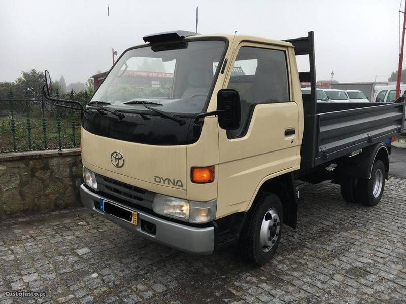 Микроавтобус toyota dyna
