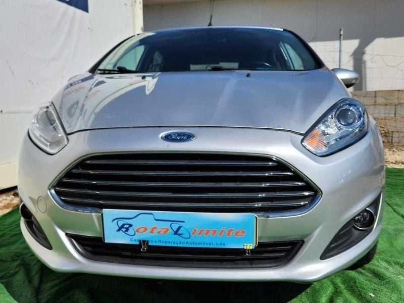 Usado Ford Fiesta Trend 100 HP (73 kW) 2015 Cinza Citadino
