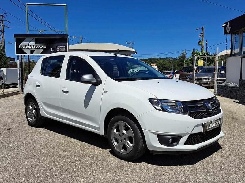 Branco Usado 2015 Dacia Sandero Comfort Citadino | € 10.450 (Preço justo) - Imagem 1/4