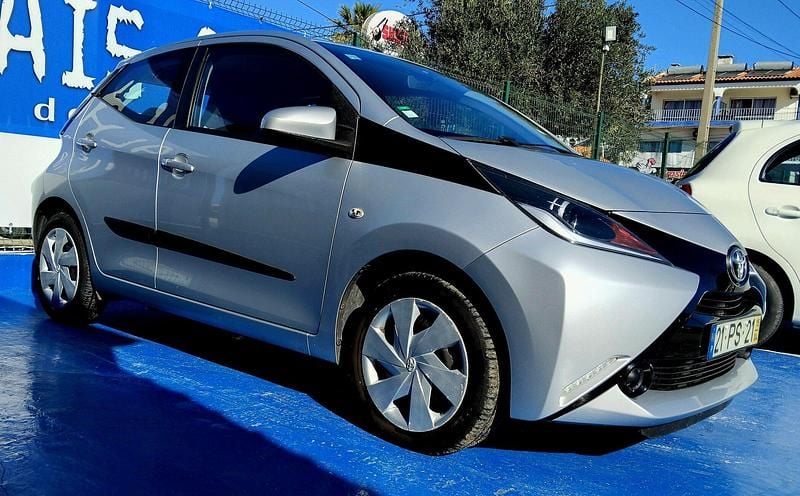 Cinza Usado 2015 Toyota Aygo X-play Citadino | € 9.990 (Bom preço) - Imagem 1/4