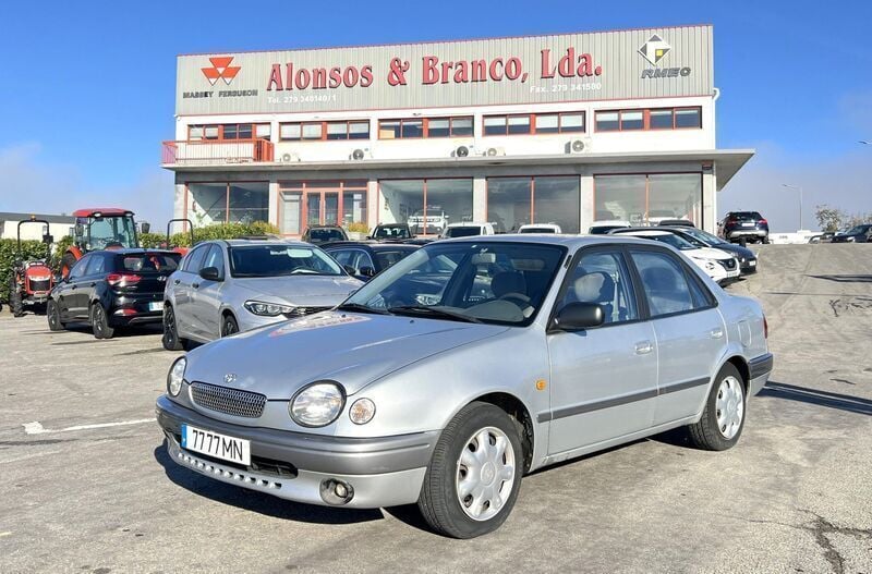 Cinza Usado 1999 Toyota Corolla Sedan | € 3.750 - Imagem 1/4
