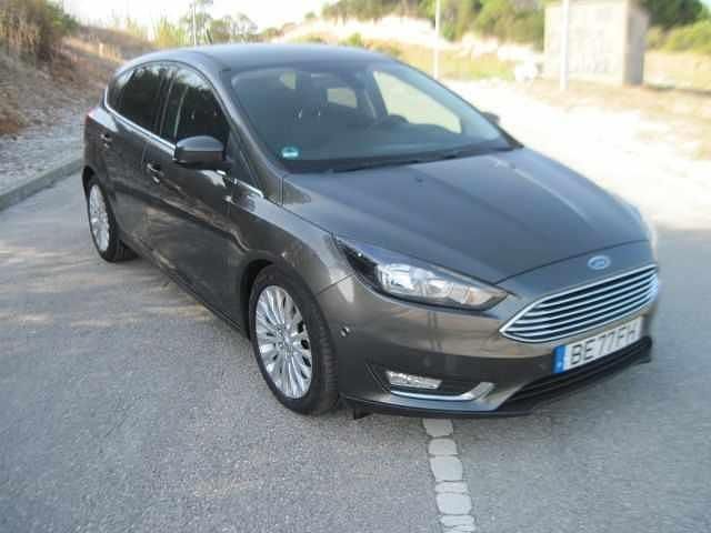 Usado Ford Focus Titanium 120 HP (88 kW) 2016 Cinzento Sedan