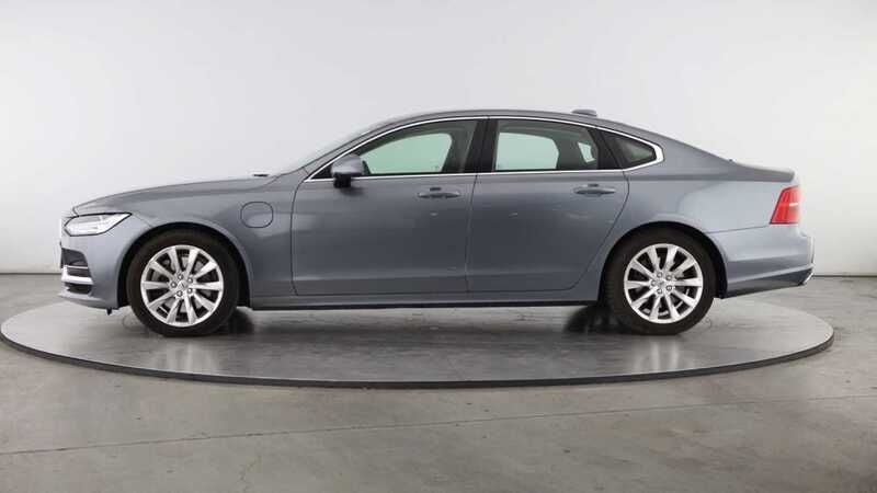 Usado Volvo S90 Momentum 303 HP (222 kW) 2020 Cinzento ósmio Sedan