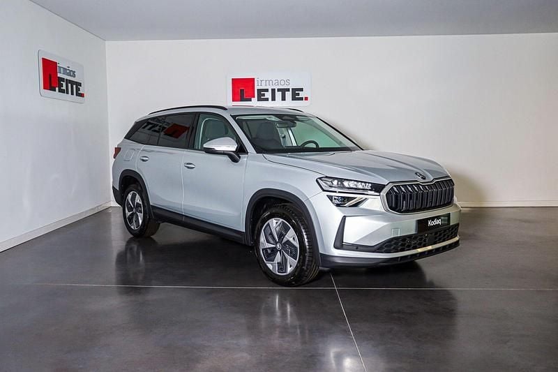 Cinza Novo 2025 Skoda Kodiaq SUV | € 42.750 (Preço justo) - Imagem 1/4