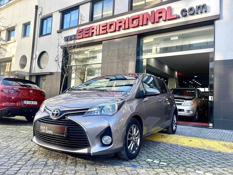 Cinzento Usado 2015 Toyota Yaris | € 7.650 (Bom preço) - Imagem 1/4