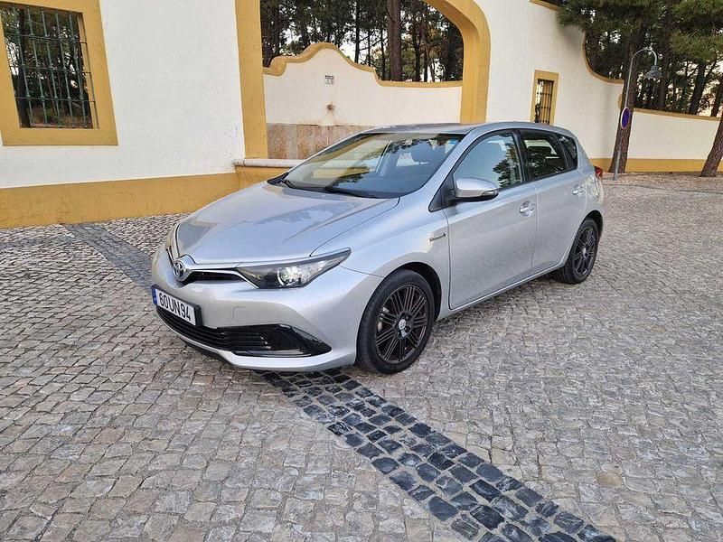 Usado 2018 Toyota Auris Hybrid Sedan | € 15.000 - Imagem 1/4