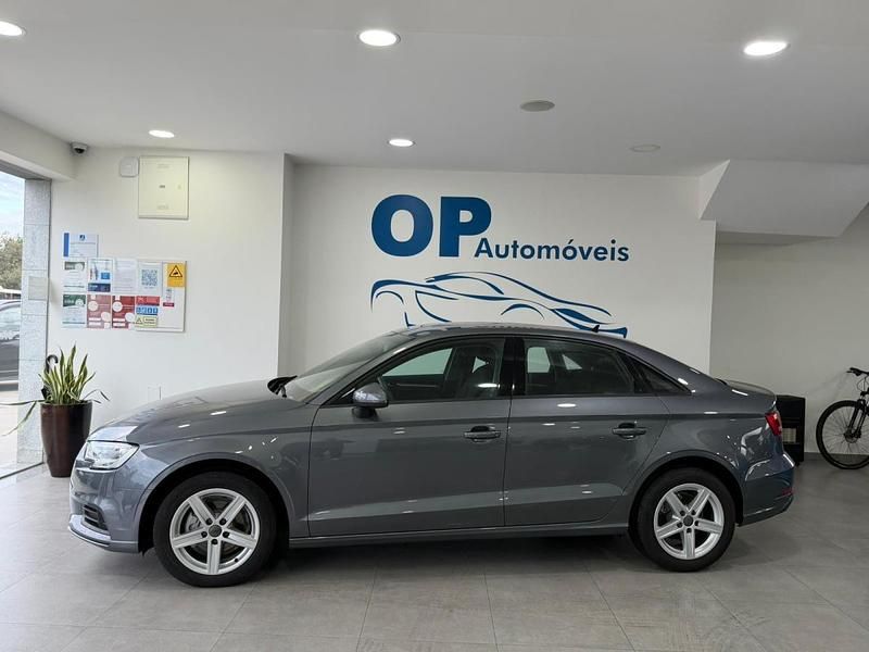 Usado Audi A3 Design 116 HP (85 kW) 2019 Cinza Sedan