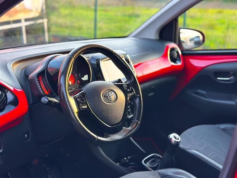 Usado Toyota Aygo X-cite 69 HP (50 kW) 2015 Vermelho Citadino