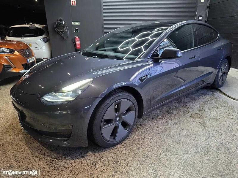 Cinzento Usado 2022 Tesla Model 3 Sedan | € 31.850 (Preço justo) - Imagem 1/4