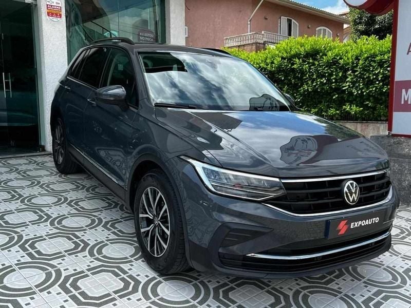 Cinzento cinzento Usado 2022 VW Tiguan Life SUV | € 29.950 (Preço justo) - Imagem 1/4