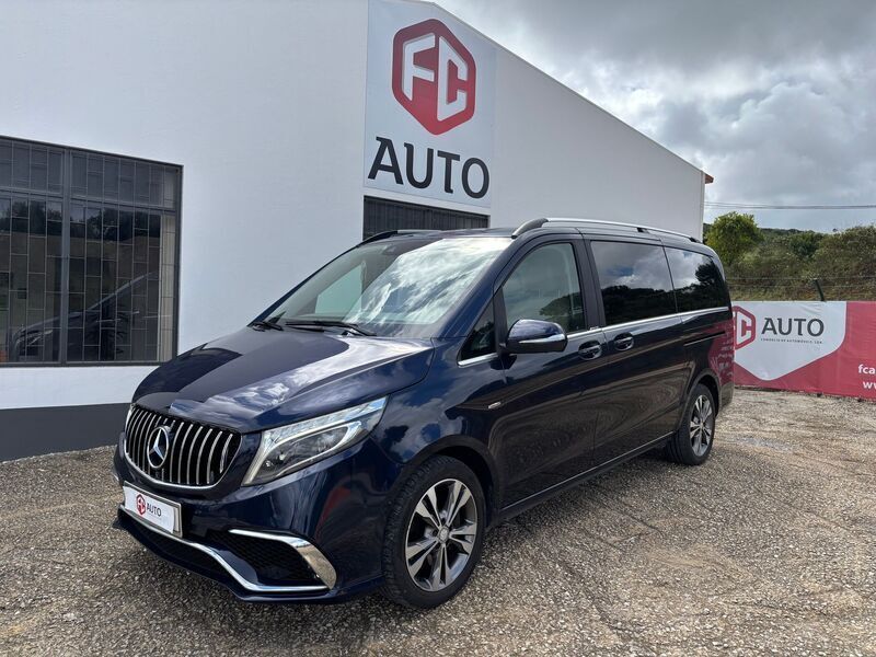 Azul Usado 2015 Mercedes V250 Avantgarde Monovolume | € 40.900 - Imagem 1/4