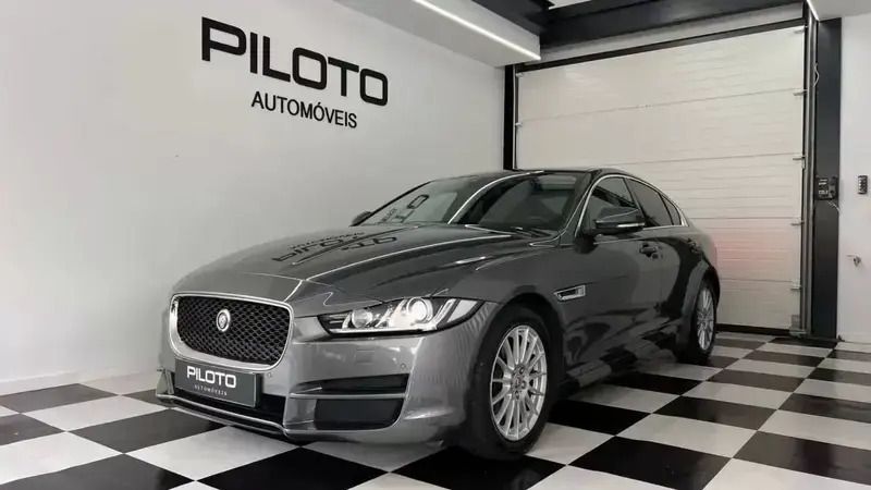 Cinzento Usado 2015 Jaguar XE Prestige Sedan | € 14.990 (Preço justo) - Imagem 1/4