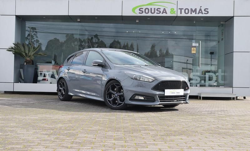 Usado Ford Focus ST 185 HP (136 kW) 2015 Cinzento