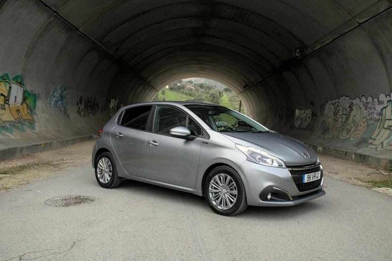 Usado Peugeot 208 102 HP (75 kW) 2018 Cinzento Citadino