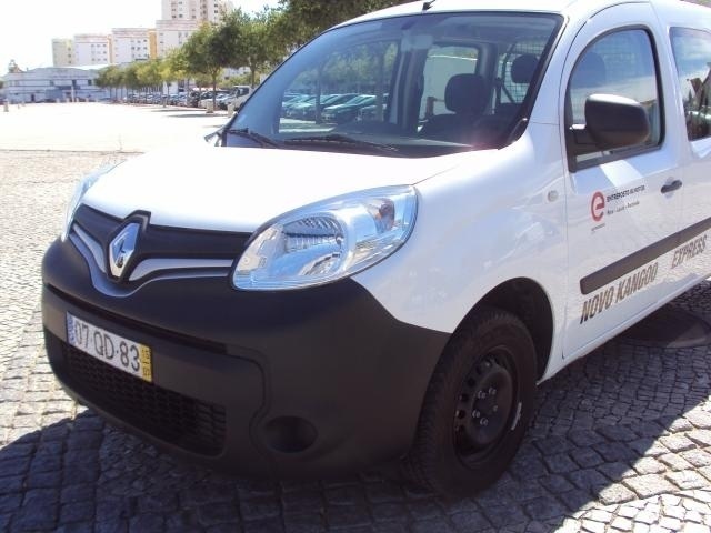 Vendido Renault Kangoo Maxi 5 lugares - Carros usados para venda