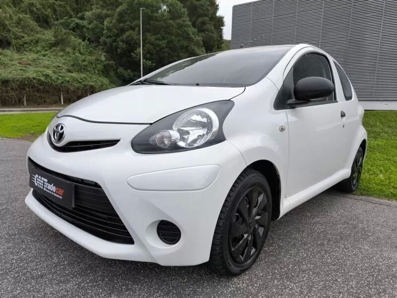 Branco Usado 2013 Toyota Aygo X-cite Citadino | € 6.149 - Imagem 1/4