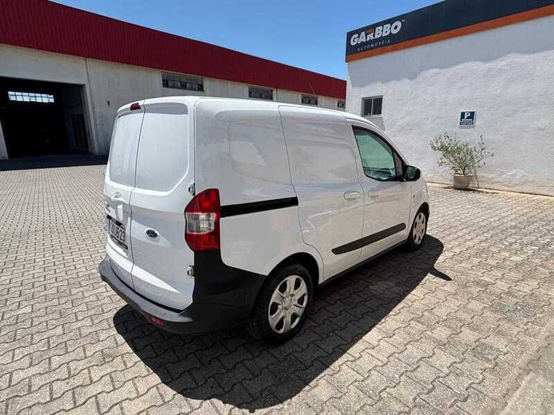 Usado Ford Courier 75 HP (55 kW) 2017 Branco Monovolume